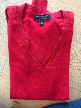 Banana Republic Women's V-Neck Sweater - Red